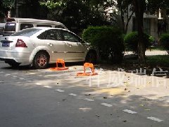 城西某小区露天车位拥挤，有效解决用户
