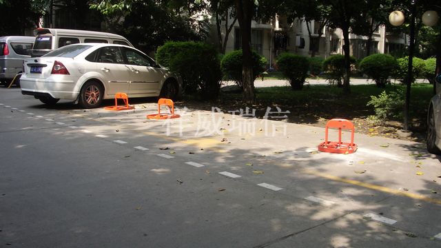 城西某小区露天车位拥挤，有效解决用户烦恼